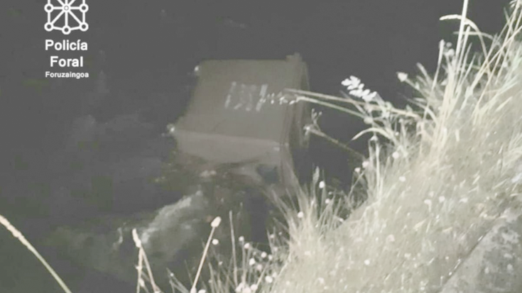Bart arratsean Foruzaingoak bi pertsona salatu ditu Beran zaborrontziak errekara botatzeagatik