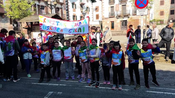 [BIDEOA] Zahar eta gazte bildu ditu Korrikaren pasak Baztan-Bidasoan