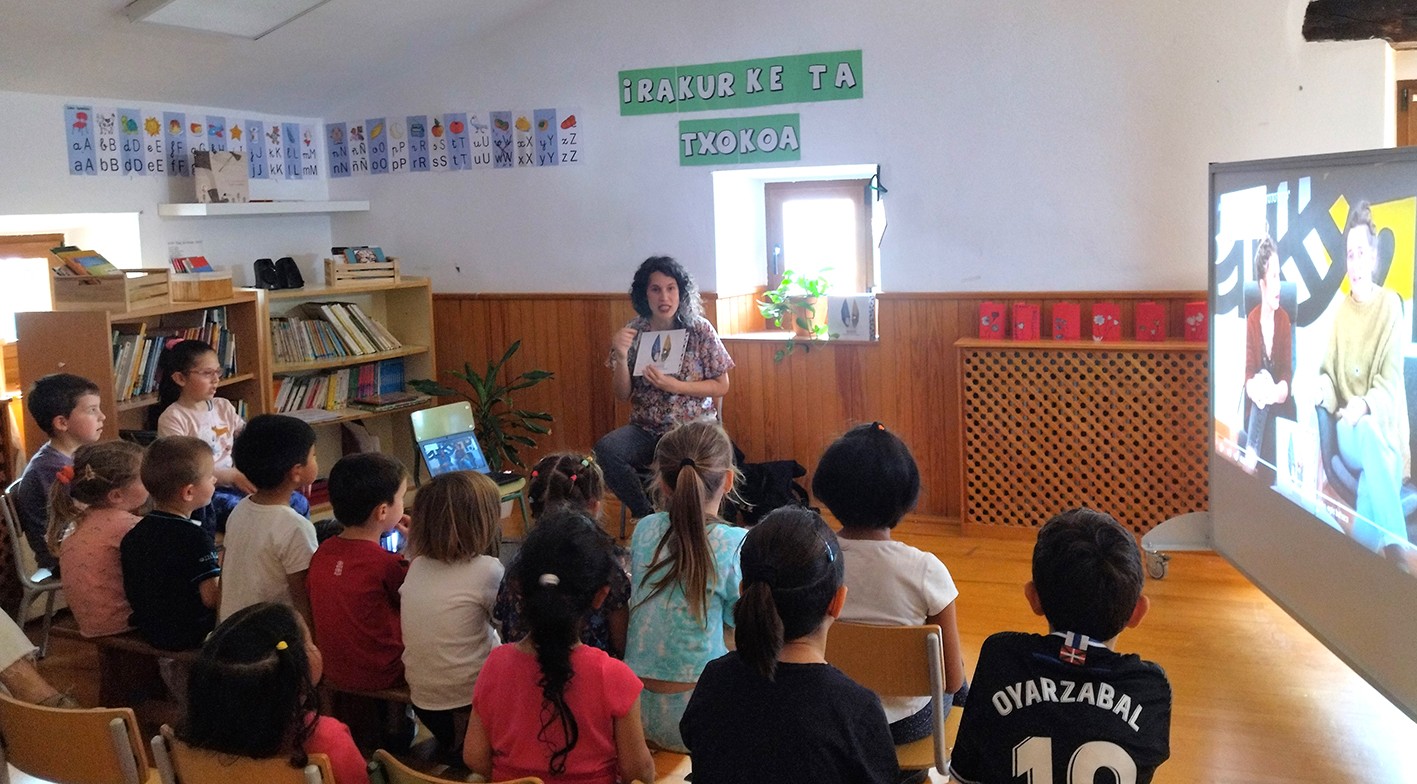 Dani Martirena eta Ane Labaka idazleen bisita izan dute Legasako eskolan