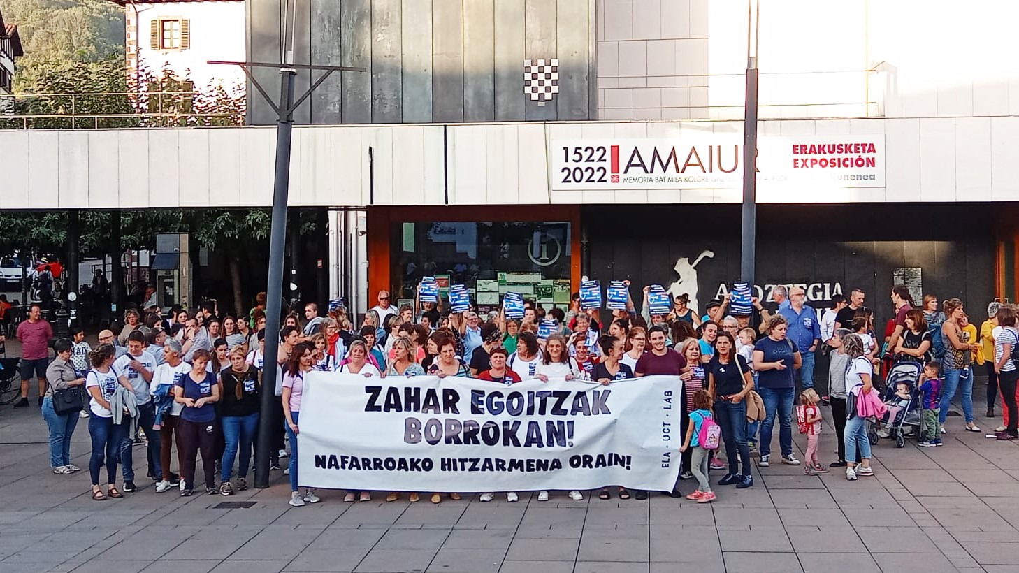 Hitzarmen duina eskatu dute zahar etxeetako langileek Elizondon egindako kontzentrazioan