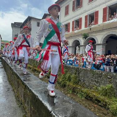Sanferminetako kartel eta programaren azal lehiaketa deitu du Lesakako Udalak