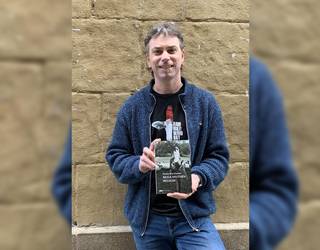 Ernesto Prat lekaroztarrak 'Muga hautsien hegalak' liburua aurkeztu du