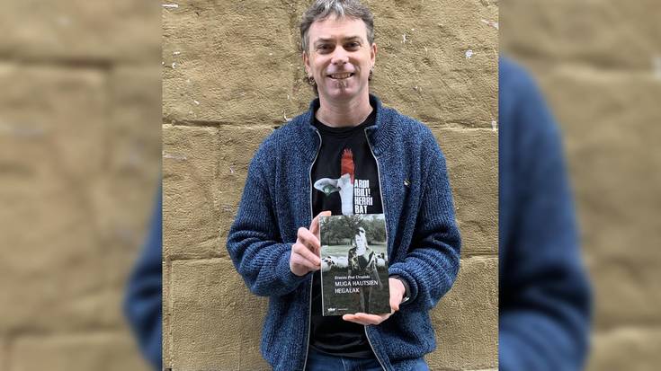 Ernesto Prat lekaroztarrak 'Muga hautsien hegalak' liburua aurkeztu du