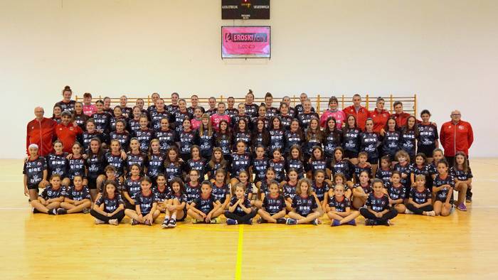 120 jokalarirekin hasi da lehian Baztango BKT eskubaloi taldea