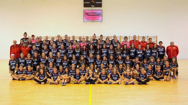 120 jokalarirekin hasi da lehian Baztango BKT eskubaloi taldea