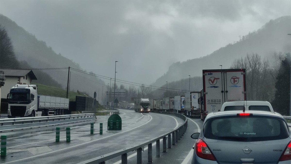 Gaur ere errepidera atera dira nekazariak eta abeltzainak
