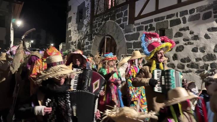 [BIDEOA] Leitzako ihauteetako atsaureen kalejira