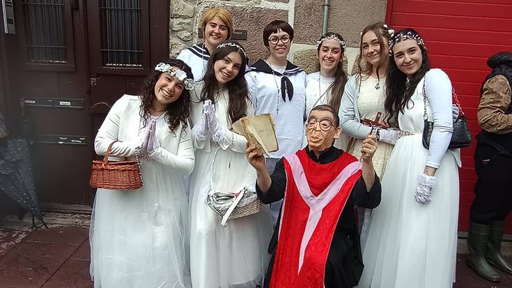 [ARGAZKIAK] Mozorroekin borobildu dituzte inauteak Beran