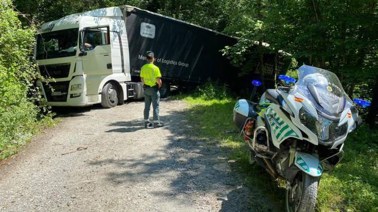 Kamioi bat pista batean sartu da Sunbillan eta bide hori bihar arte itxita egonen dela aurreikusi dute