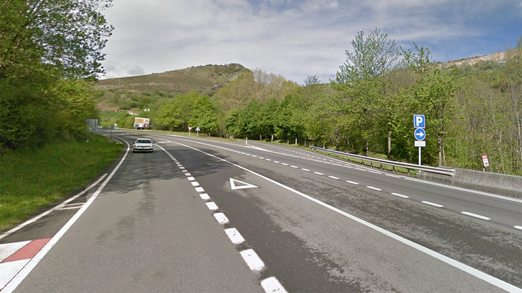 Iruñerako noranzkoan errepidea moztu dute Almandoz parean