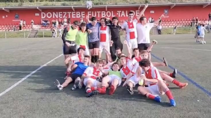 Doneztebe Futbol Taldeko jubenilek ere mailaz igotzea lortu dute