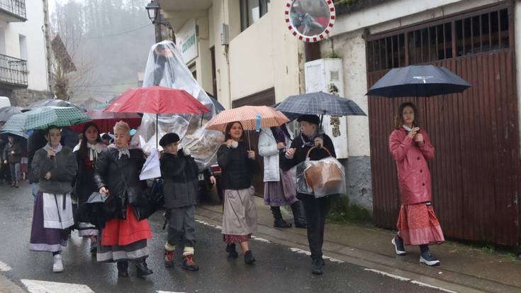 Goizuetan festa giroan egin diete ongietorria Olentzero eta Mari Domingiri