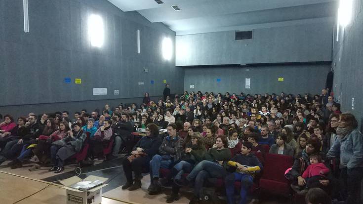 Altsasuko gazteen alde, larunbatean Iruñean eginen den elkarretaratzera joateko autobusa antolatu nahi dute