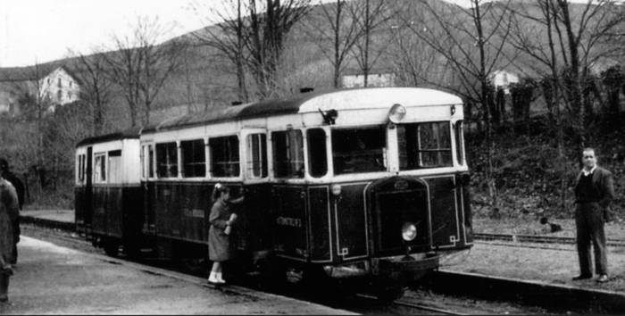 Tren Txikitoren mendeurreneko erakusketa Doneztebeko Herriko Ostatuan dago ikusgai 