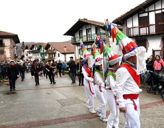 [ARGAZKIAK] Mozorroen desfilearekin borobildu dituzte Arizkungo inauteak