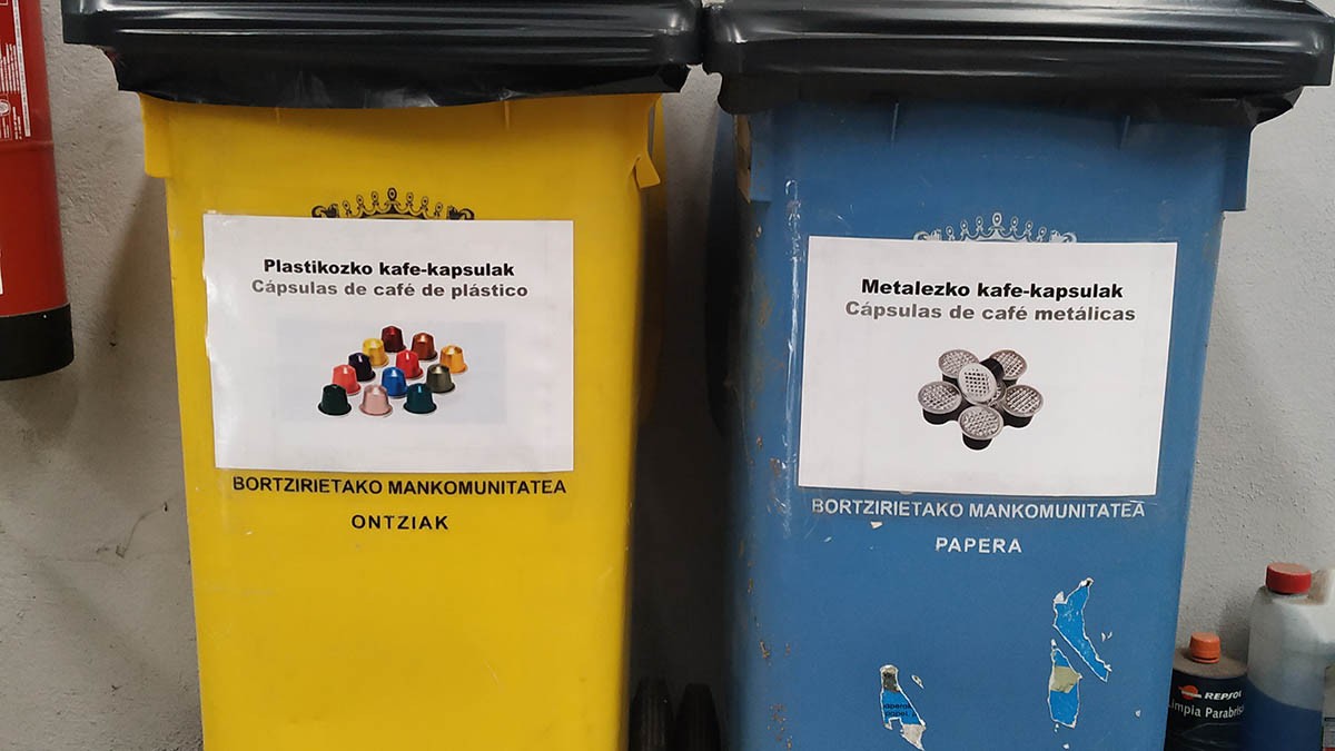 Kafe kapsulak gaika biltzeko edukiontziak paratu dituzte Bortzirietako garbigunean