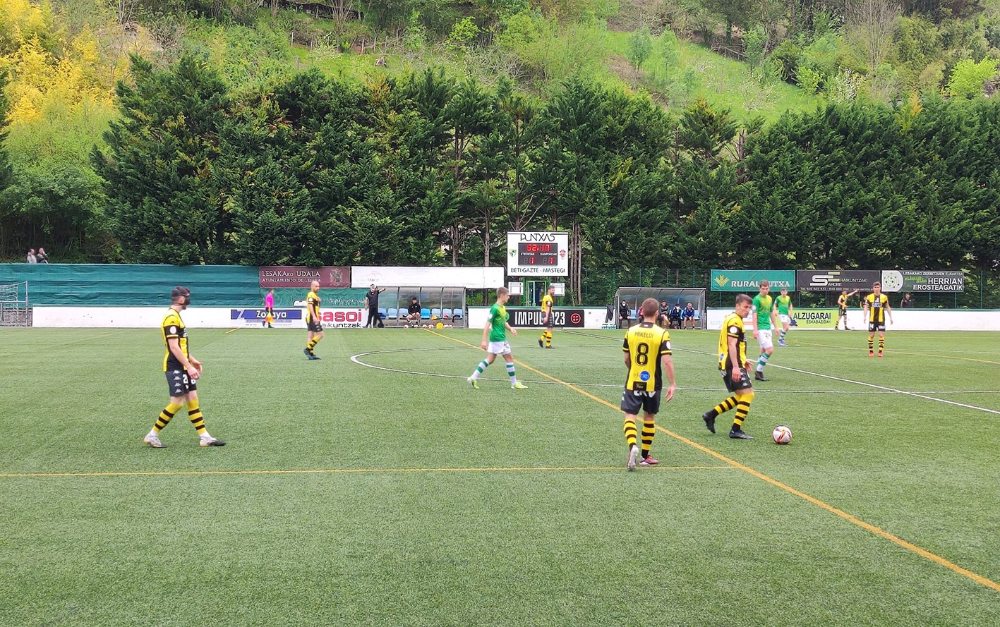 Beti Gazte futbol taldeak berdindu egin zuen Ortzegun Santuko partidan
