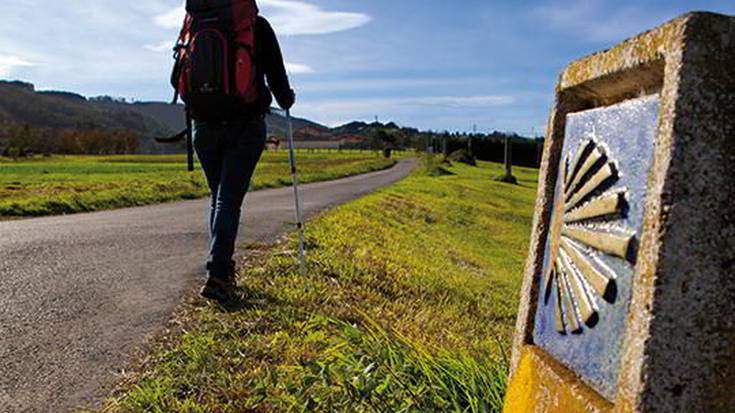 Santiago Bidea egiten ari zen eta aterperik gabe zegoen erromes bat lagundu dute Etxalarren