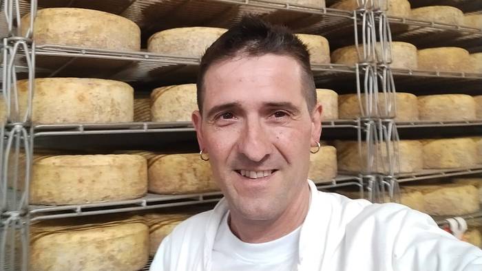 «Lana behar dugu eta zaila da uztea, baina bizitzan dena ez da lana»