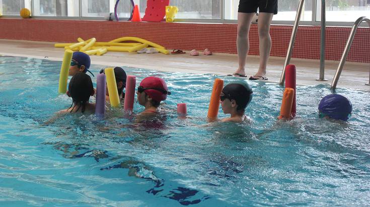 Lesakako igerilekuetako hidroterapian laguntzeko boluntario bila dabil Bortzirietako Guztiok elkartea