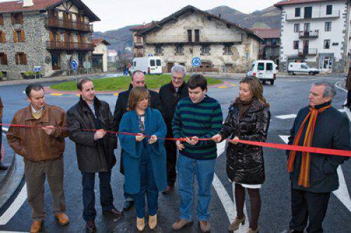 Leitza sarrerako biribilgunea ofizialki inauguratu dute otsailaren 5ean