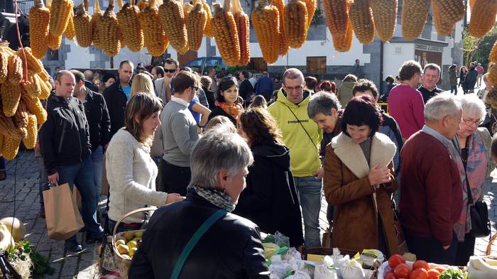 Leitzako baserritarrek plaza bete zuten igandeko azoka berezian