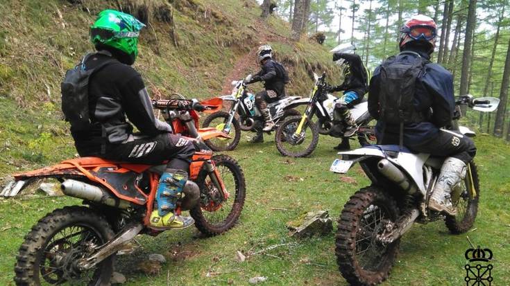 Lesakan lau motorzale salatu dituzte euren motoekin mendia larrutzeagatik