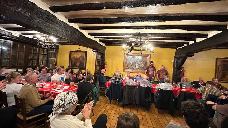 [ARGAZKIAK] Giro bikaina izan dute Lesakako merkatu afarian bertsolariekin