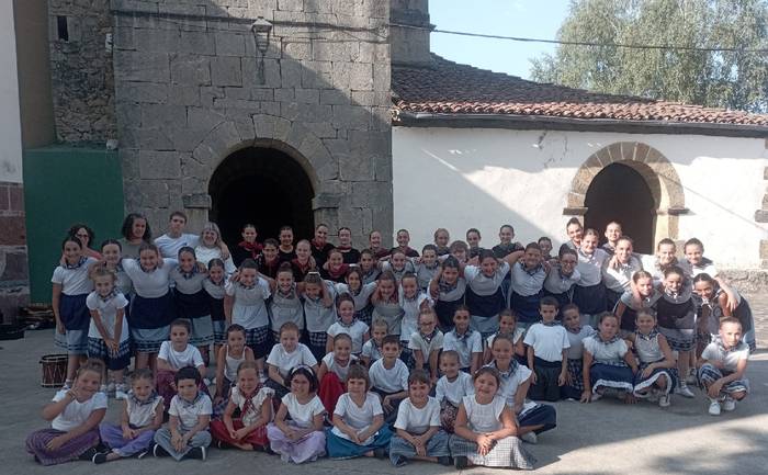 Giro ederrean eta jende aunitzekin ospatu dituzte Gazteluko bestak