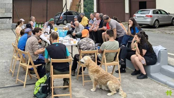 Azken bi asteburuetan auzolanean aritu dira eratsundarrak