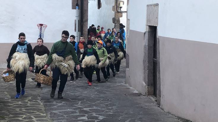 Giro ederra izan dute errege bezperan Zubietan