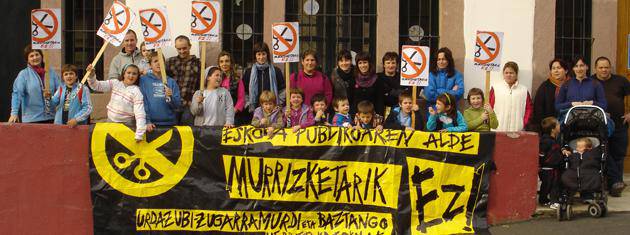 Murrizketen aurkako elkarretaratzeak egin dituzte Erratzun eta Arraiozen