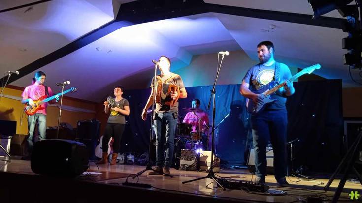 Trikidantz taldeak 'Bizitzaz goxatu' diskoa aurkeztu du Iruritan eta Donezteben