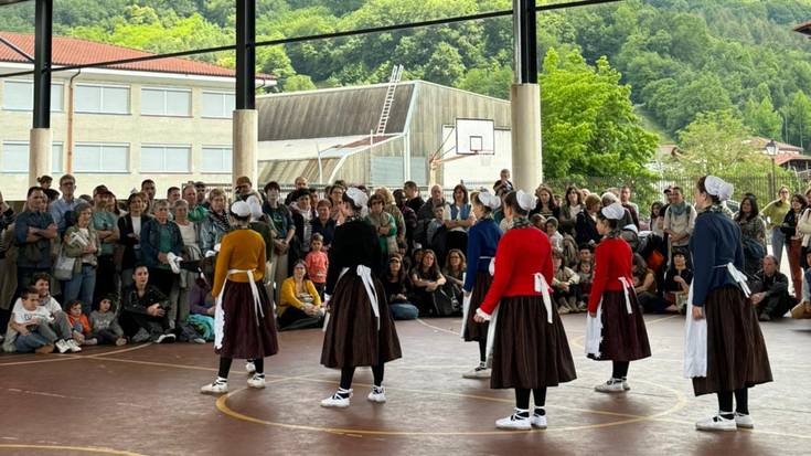 Dozenaka haur elkartu dira Beran Dantzari Ttiki Egunean