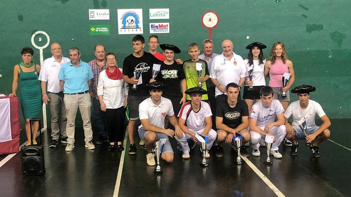 Benito Tainta zenaren omenez egin duten pilota txapelketa asteburuan borobildu dute