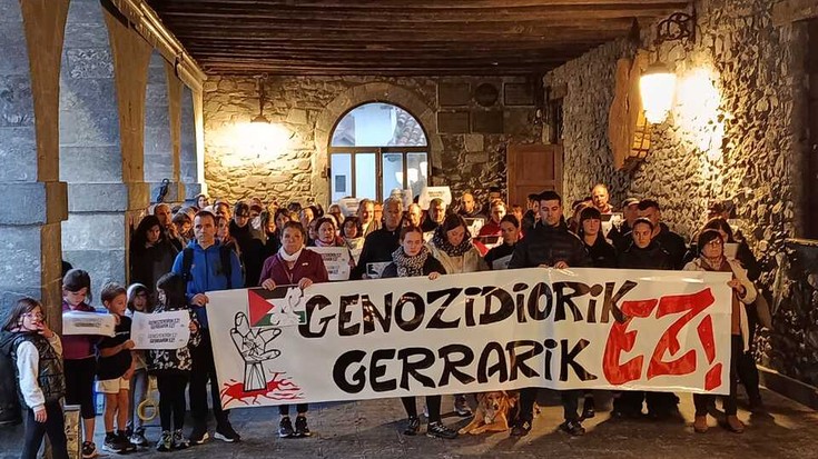 [ARGAZKIAK] Jende ugari bildu da Gernika-Palestina herri ekimenak deitutako elkarretaratzeetan