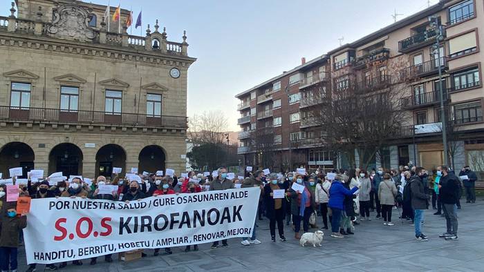 Ehunka herritarrek parte hartu zuten atzo Irunen Bidasoa ospitaleko bloke kirurgikoko obra esleipena geldiarazteko eskatuz