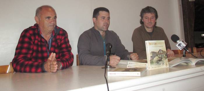 Baztango paisaia eta etnografiari buruzko liburua aurkeztu du Pello Iriartek