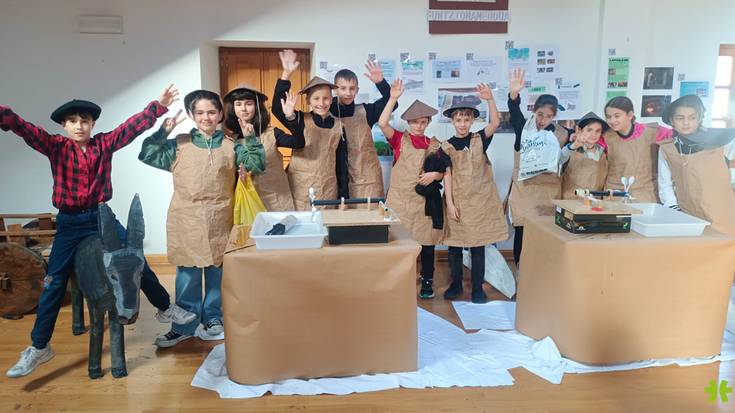 [ARGAZKIAK] Goizuetako burdinolen museoa aurkeztu dute Xalto eskolako ikasleek