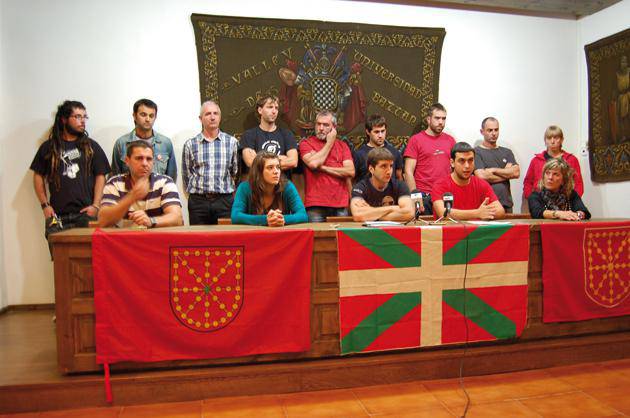 Herri baten ikurrak ezin direla inposatu dio hautetsi taldeak