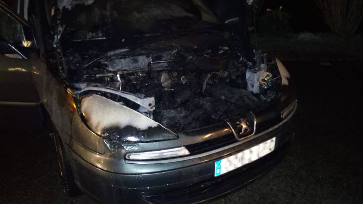 Auto bat erre da Lesakako garaje batean