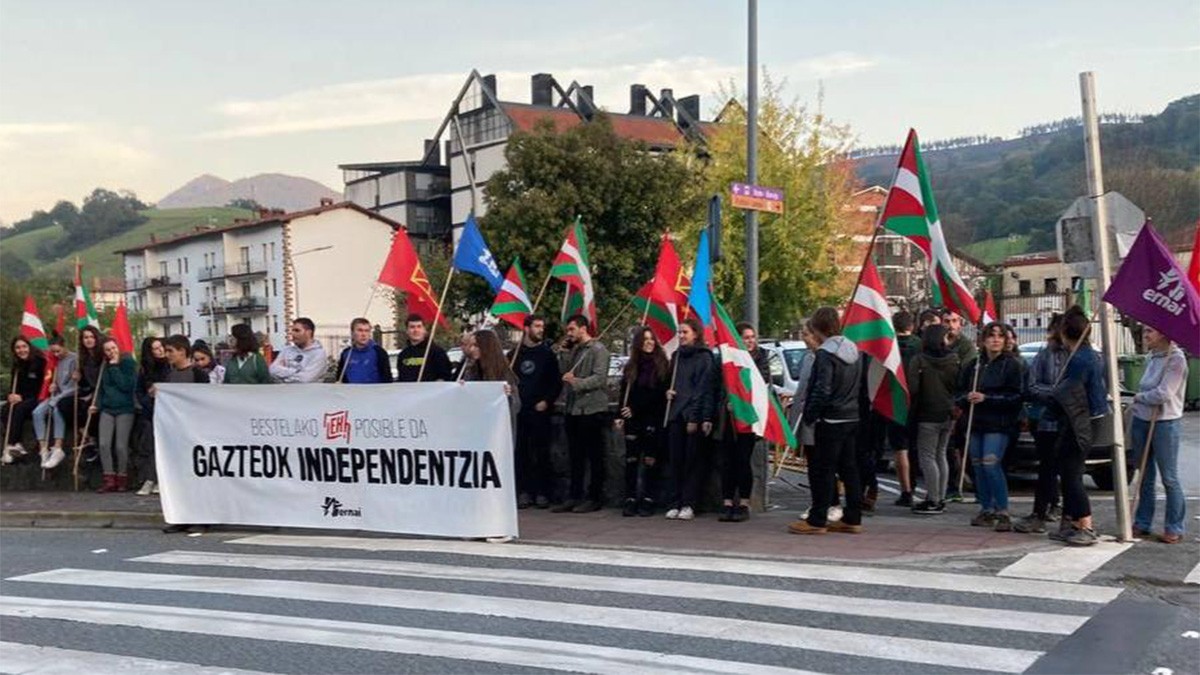Hispanitatearen Egunean «ospatzeko deus ez dagoela» nabarmendu du Ernaik Beran