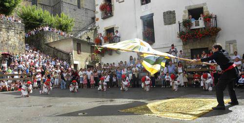 Bordondantza eta Makildantzez gain, bandera ere dantzatu dute Berako San Esteban egun handian