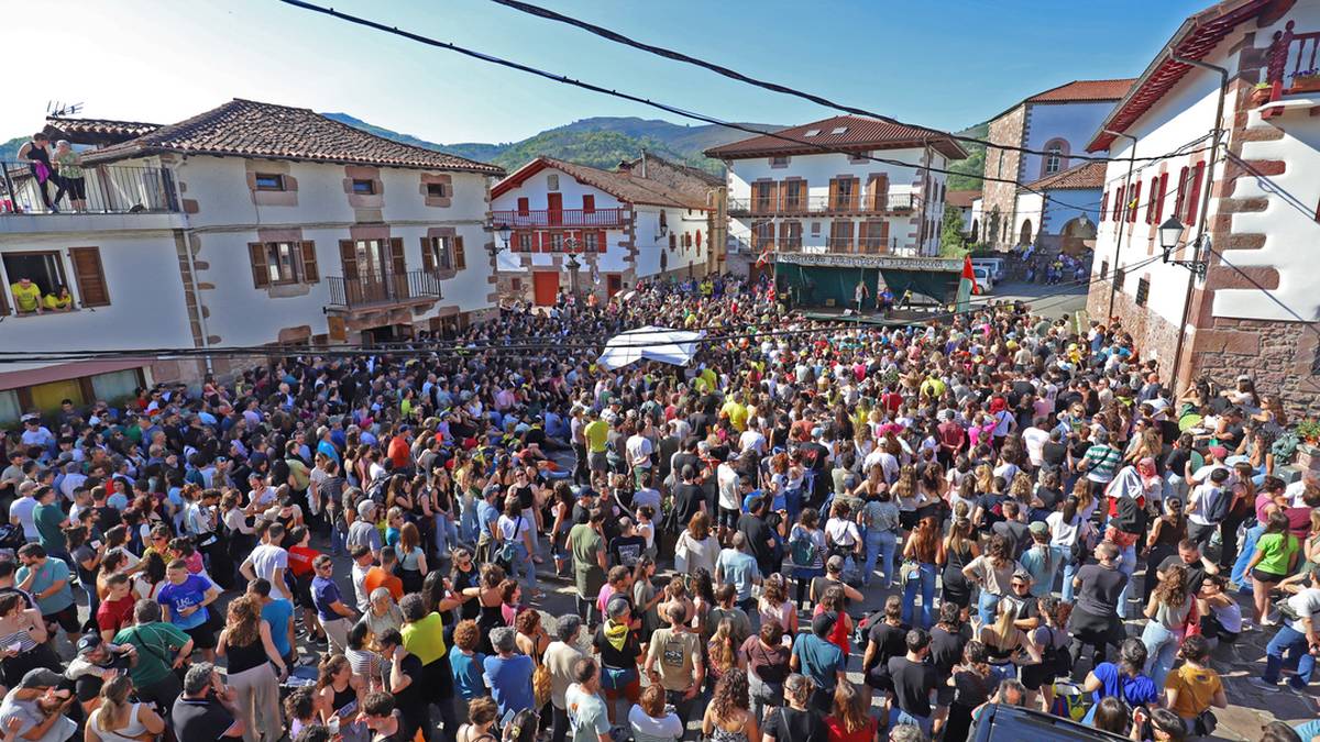 Elkartasun kantaldi jendetsuarekin borobildu du diru bilketa kanpaina Aroztegiko Elkartasun Komiteak