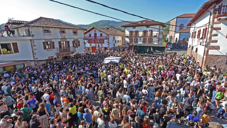 Elkartasun kantaldi jendetsuarekin borobildu du diru bilketa kanpaina Aroztegiko Elkartasun Komiteak