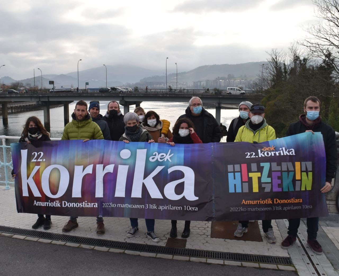 22. Korrika aurkeztu dute Baztango, Irungo eta Hendaiako arduradunek Irungo Avenida zubian