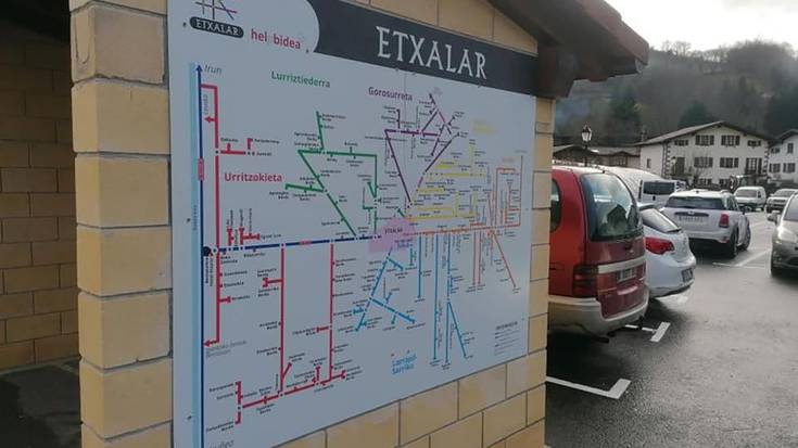 Herri sarrerako aparkalekuko etxolan, Helpbide-ko mapa paratu du Etxalarko Udalak