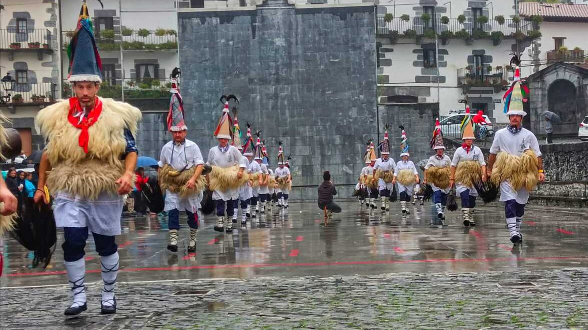 [ARGAZKIAK] Bustitik, baina erantzun beroa izan du Leitzako Elkartasun Egunak