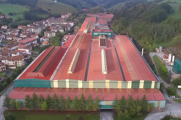 LAB: «Arcelorrek langileei irri eginez segitzen du»