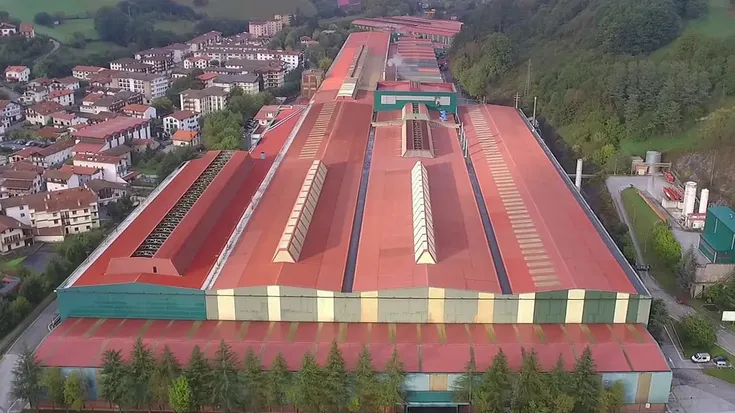 LAB: «Arcelorrek langileei irri eginez segitzen du»